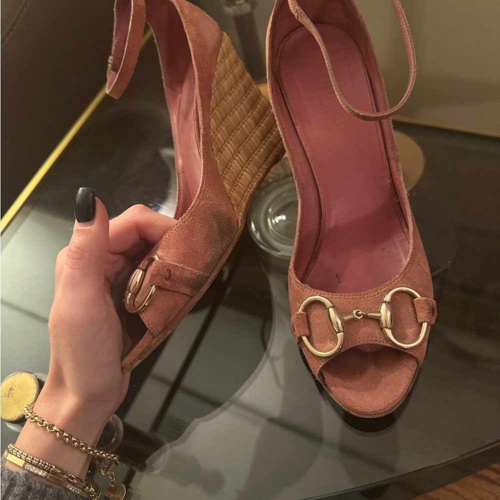 Gucci vintage 90s pink suede wedges 
Size 6
